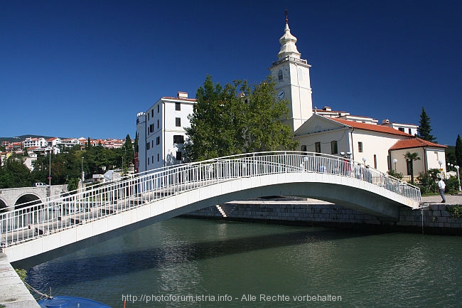 CRIKVENICA > Brücke über die Dubracina und Paulinenkloster mit der Marien-Pfarrkirche